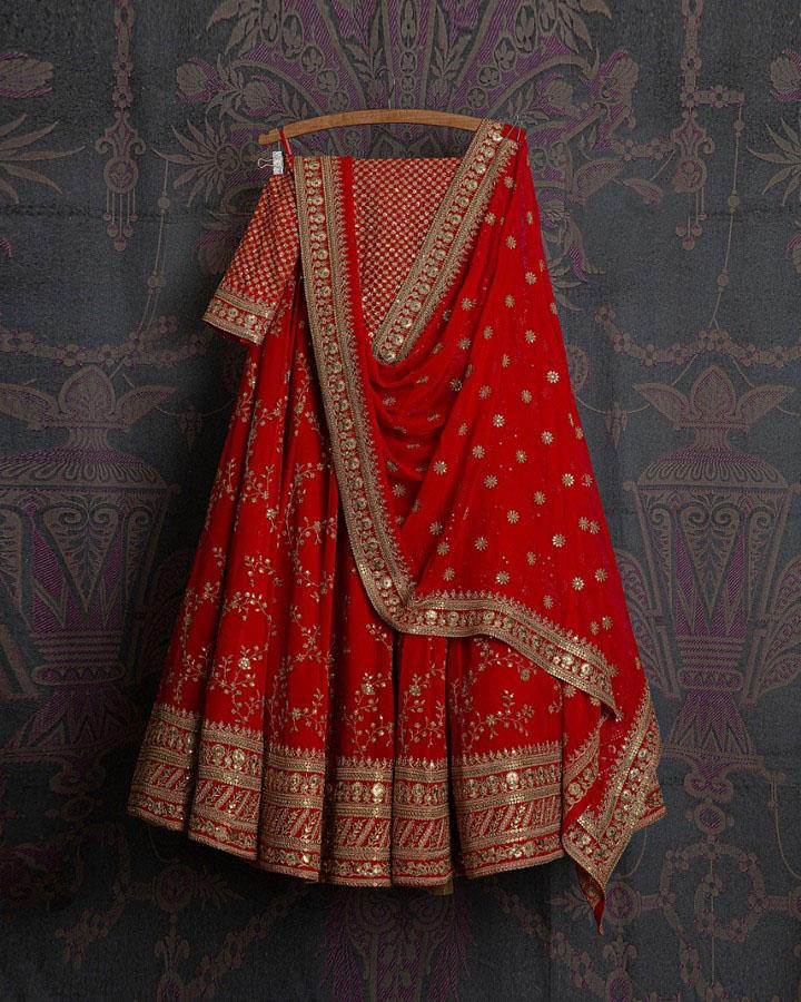 Buy Designer Collection Online : Call/ WhatsApp us on : +91-9924040197,  #curomoda #bridallehengastore #lehe… | Lengha bridal, Indian wedding  outfits, Bridal lengha