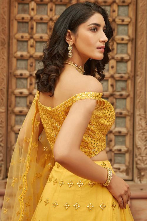 Rhea Chakraborty looks pristine in yellow lehenga for Farhan Akhtar-Shibani  Dandekar's wedding: “She finally learnt how to live in the now” : Bollywood  News - Bollywood Hungama
