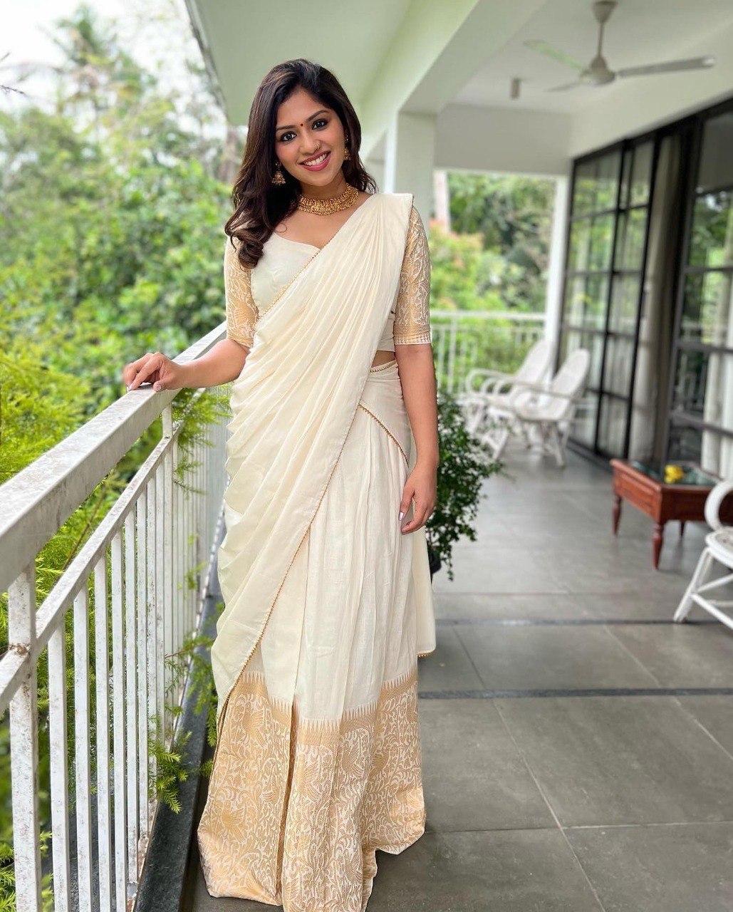 Nayanthara treats us with her pictures in a set saree for Vishu!